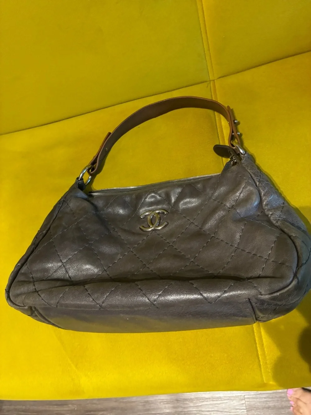 CHANEL Quilted Shoulder Bag in Dark Brown Leather with Gold Hardware - Picture 2 of 8